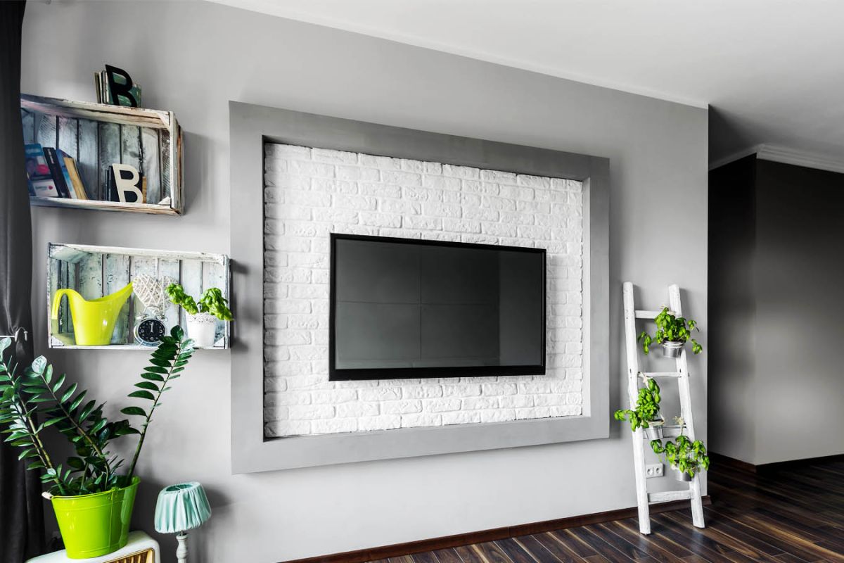 Декоративен профил от стиропор или фибран за рамка за телевизор в интериора