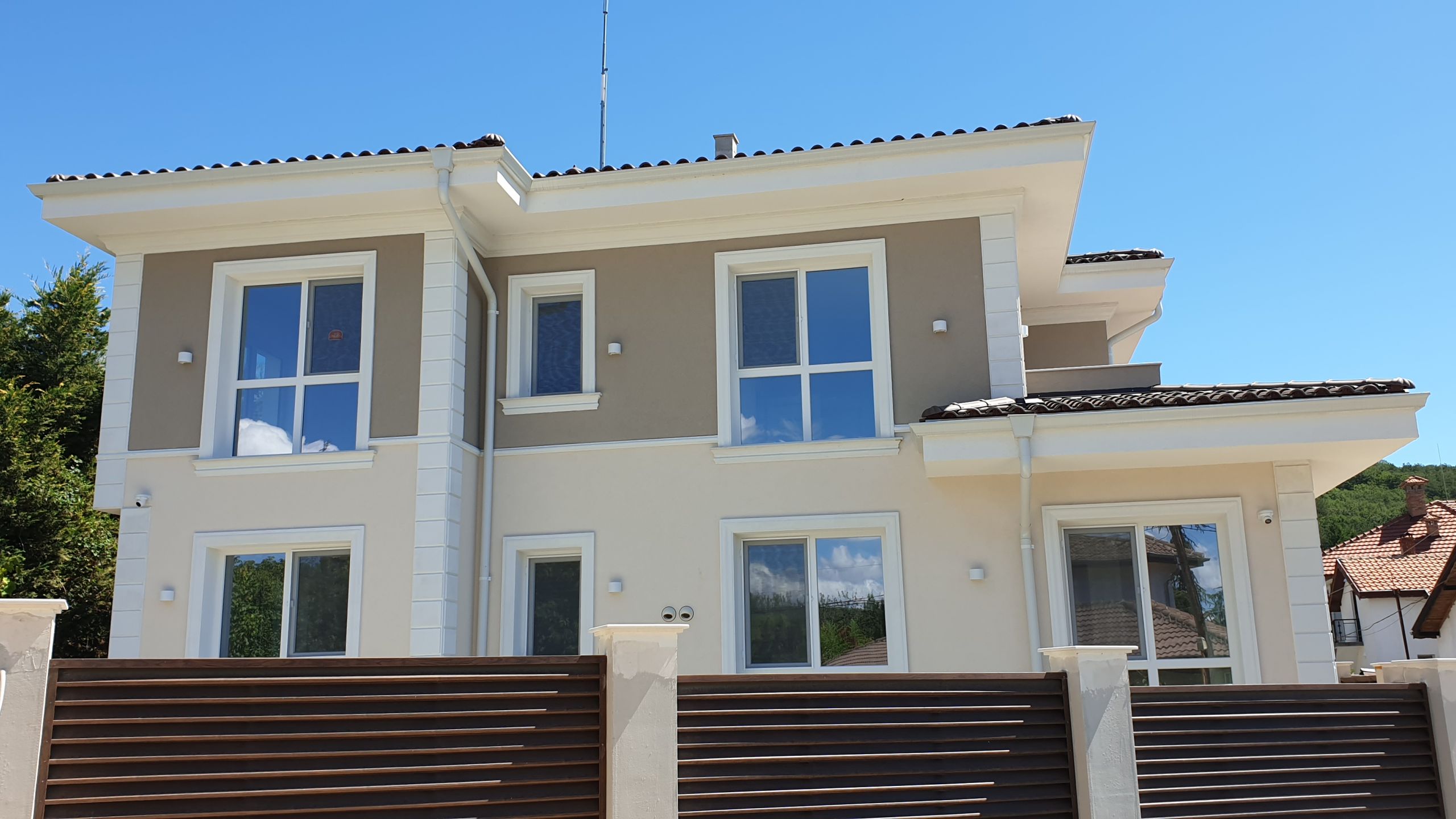 Фасадна декорация на къща профили и рустика от стиропор